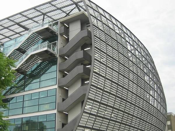 Aluminum sunshade louvers for commercial buildings