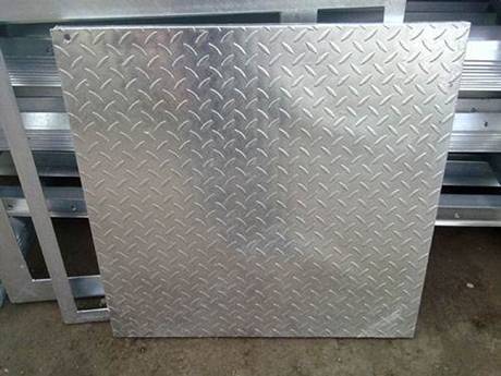 A compound steel grating show us the checkered plate side.