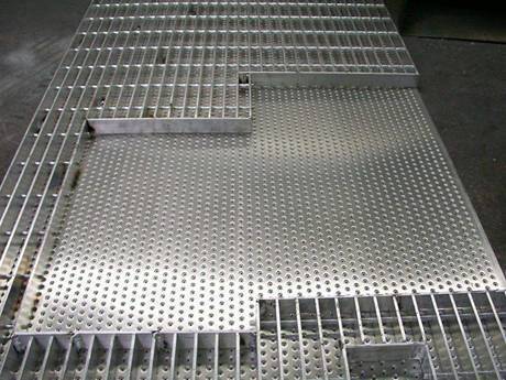 An irregular steel grating with a square steel plate formed a compound steel grating.