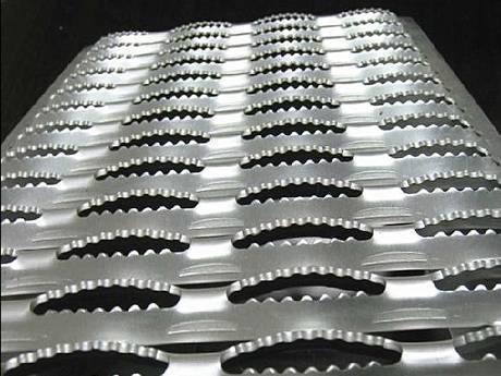 A diamond-strut safety grating with four rows of diamond holes.