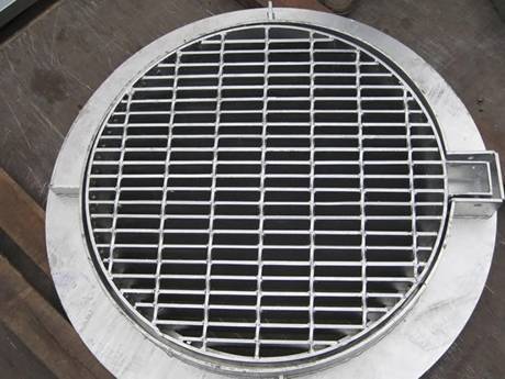 A circle drainage steel grating is used as trench cover in the picture.