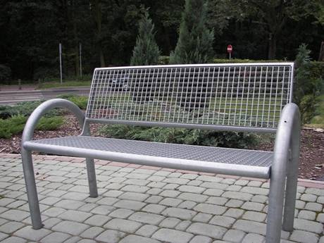 A steel grating bench with handrails was placed on the ground.