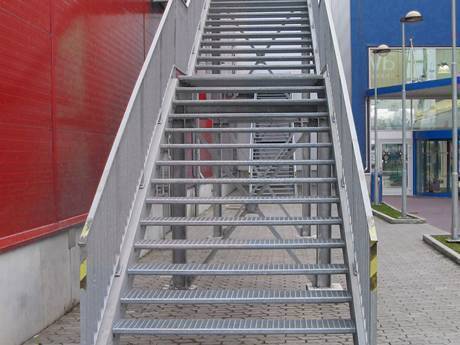 The height adjustable stair connects with the red warehouse.