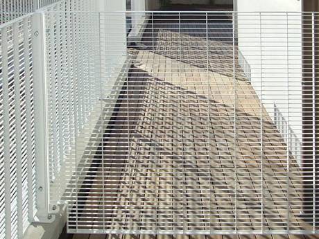 Steel grating infill panels white surface are used as partitions.