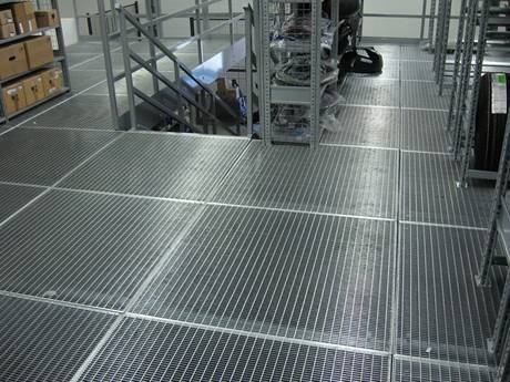 Steel grating used as operating platform.