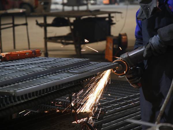 A worker is banding the side plates.