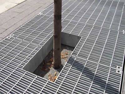 A tree cover steel grating with a square hollow.